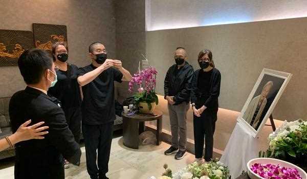 房祖名「代成龙夫妻」悼念李行 曝林凤娇现况：很少看妈这么伤心