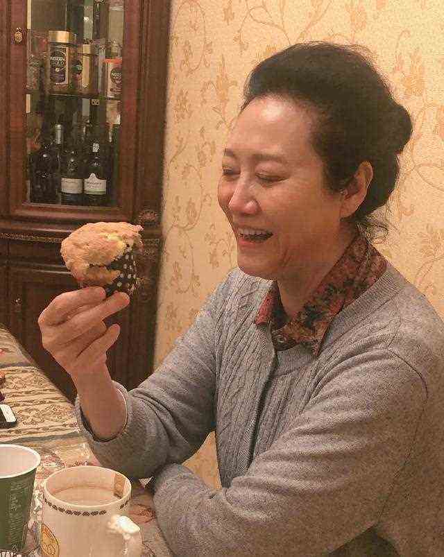 车晓|车晓在家晒自制蛋糕，素颜出镜，魅力不减