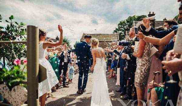 参加夏季婚礼穿什么？才能让新人不对你露出尴尬的微笑