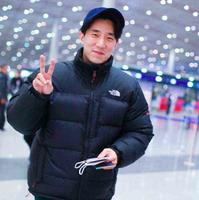 房祖名现身北京机场心情好，对镜头比V卖萌，和吴卓林长得超像