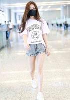结婚五年无人知低调离婚，邓家佳如今低调现身，长发飘动气质佳
