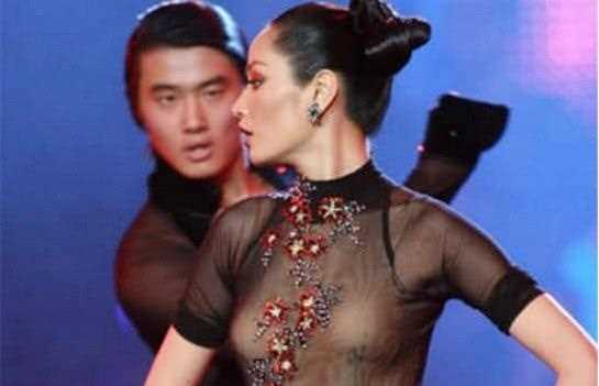 瞿颖也太大胆了吧？黑色“透视衫”秀凹凸感，好身材让人脸红