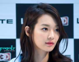 韩国女星美到刷屏，37岁的脸水润如常，自称护肤全靠喝水