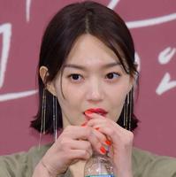 韩国女星美到刷屏，37岁的脸水润如常，自称护肤全靠喝水