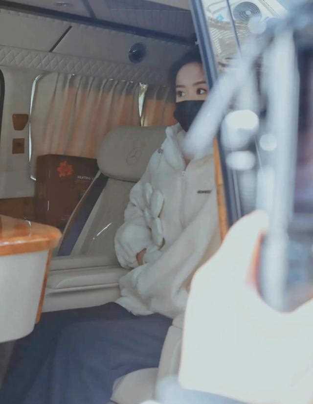 袁冰妍私服秀，身穿连帽抓绒外套搭配羊羔毛拉链短靴，低调保暖