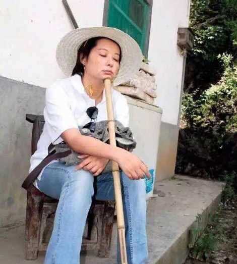 袁立做慈善，累到用竹竿撑着下巴睡觉，跪地亲自给老兵洗脚！