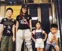 张柏芝带“女儿”拍照，不惧年龄依旧穿少女装，实在养眼  