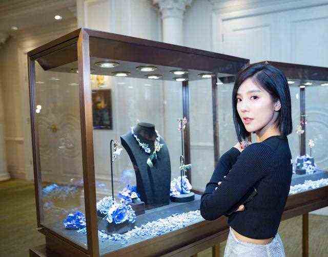 宅男女神赵奕欢，紧身毛衣卷起来露小蛮腰，银色长裙“剪成”布条