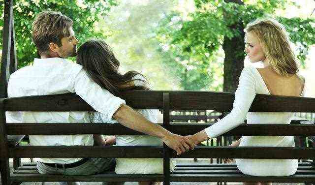 他俩离婚后，姚笛微博沦陷，再成功的“小三”也难抵道德的批判