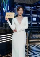 这“低胸装”好惹眼！韩女星这次走红毯终于不寒酸了，S身材抢镜