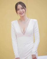 这“低胸装”好惹眼！韩女星这次走红毯终于不寒酸了，S身材抢镜