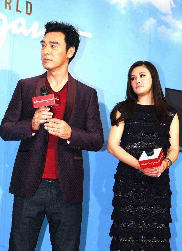 钟镇涛二婚更有福，小12岁娇妻穿黑裙身材紧致，站姿太显娇憨