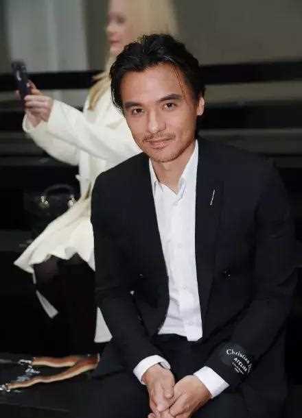 宋仲基、许魏洲同样是大衣搭配，潘玮柏却穿出了155cm即视感