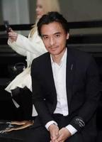 宋仲基、许魏洲同样是大衣搭配，潘玮柏却穿出了155cm即视感