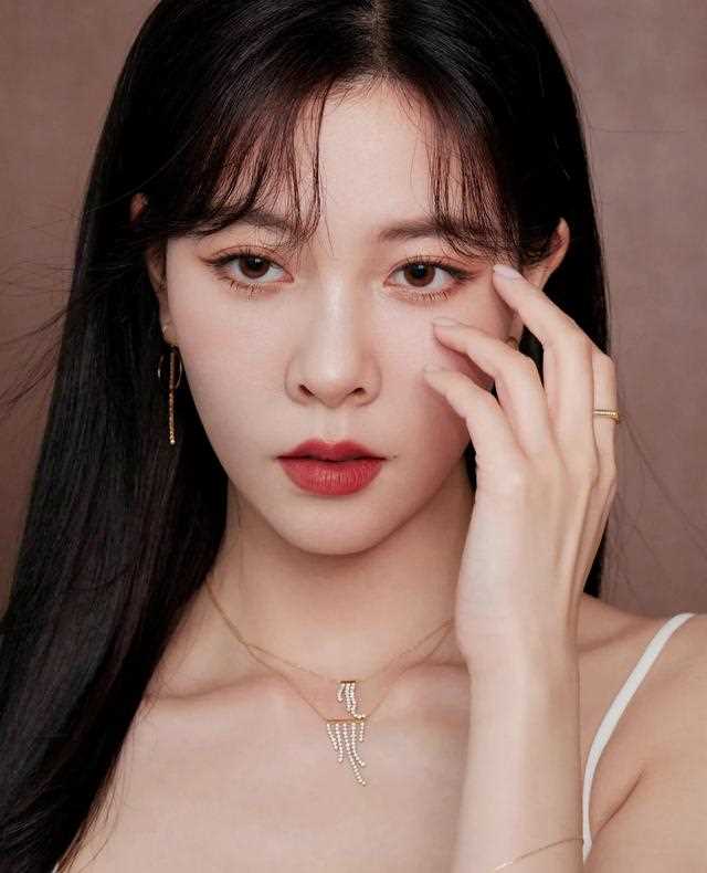 宋妍霏，拥有独特气质的靓丽美女，高冷美艳的外形，你心动吗？
