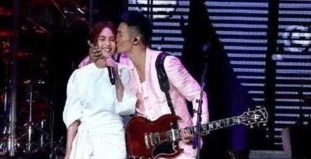 李荣浩为女友发声？沈月街拍被嘲？熊梓淇曾突发车祸？