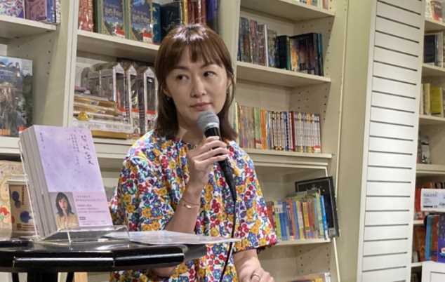 郑家榆罕见现身，提及和孙耀威分手经历泪洒当场：对方突然就消失