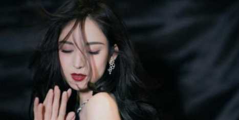 被古力娜扎的美惊艳到了，穿抹胸裙秀天鹅颈，女人看了难免都心动