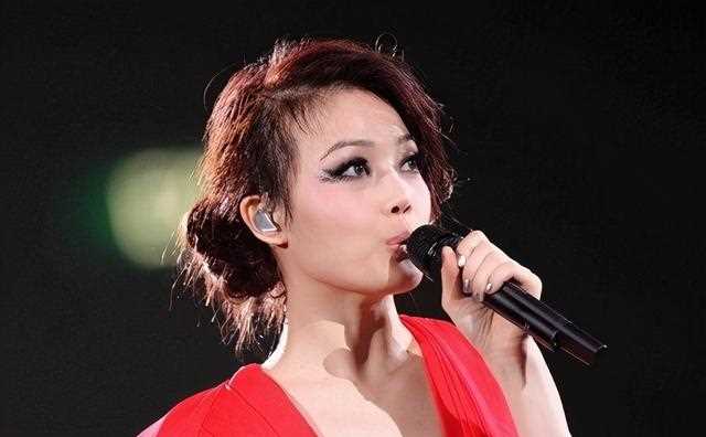 女艺人容祖儿，与刘浩龙相恋6年分开，如今40岁仍未婚