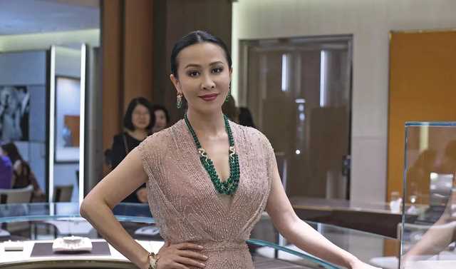 出道就合作张国荣、资源好过刘嘉玲，怎么得罪了半个娱乐圈？