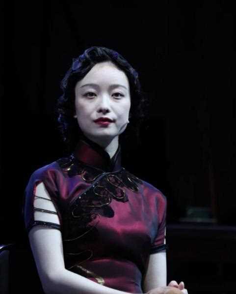 倪妮为演戏故意化丑，眼袋加深法令纹抢眼，但肌肤白得发光