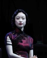 倪妮为演戏故意化丑，眼袋加深法令纹抢眼，但肌肤白得发光