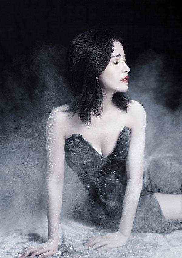 美女自称浙传校花，抹胸黑裙显露S形曲线，烈焰红唇超迷人