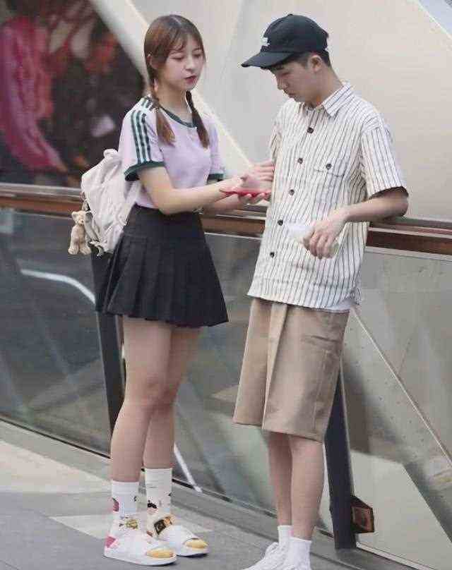 小姐姐出门太急，“蛋黄袜”＋拖鞋穿着约会，意外甜美爆表
