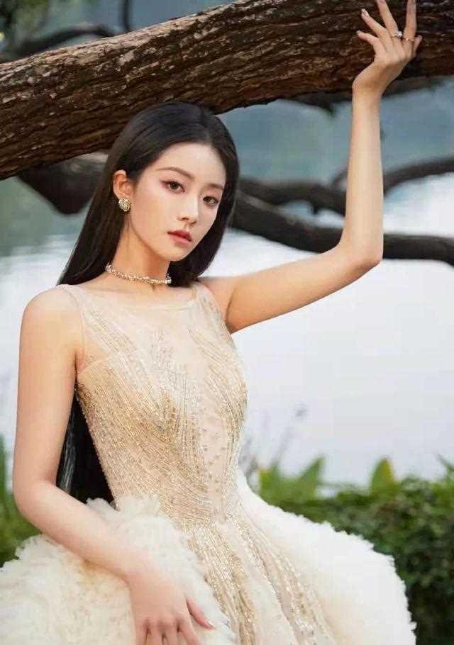 喻言暗黑婚纱造型致敬反派女王黑白魔女库伊拉，彰显反叛张扬个性