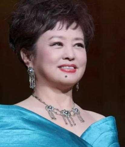 歌声红遍国内外 舞台形象光彩照人 其实是位矮小的小女人