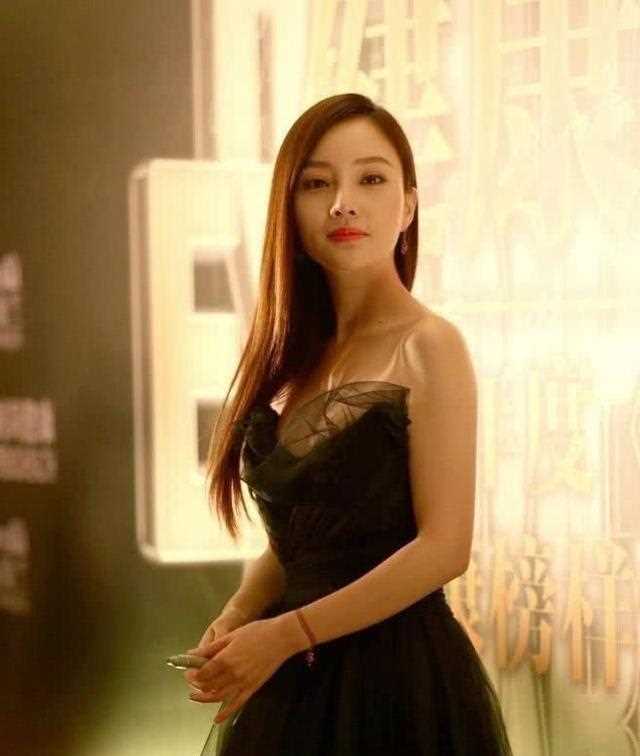 李小璐穿“抹胸裙”出镜，仙气十足惹人爱，网友亮哥眼光真好！