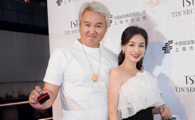 林瑞阳携张庭低调返台，陪女逛街朴素出行，穿搭风格暴露价格破绽