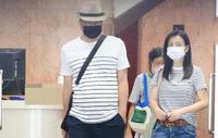 林瑞阳携张庭低调返台，陪女逛街朴素出行，穿搭风格暴露价格破绽
