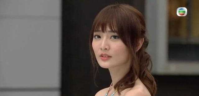 王卓泣《江湖大嫂》中初尝性感，三点泳衣修长美腿相当吸睛