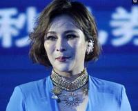 温岚“僵尸脸”秀舞姿撑破衣服，网友：还是打完玻尿酸再出来吧！