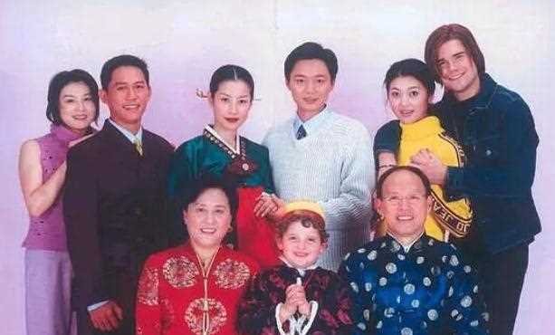 《摩登家庭》19年，肖老太当奶奶，小卷毛“雅各布”成肌肉猛男