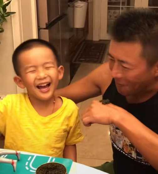 高曙光带娃吃西餐，小52岁儿子将万元鱼子酱当白菜吃，父子似爷孙