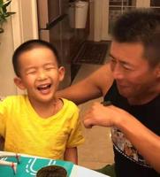 高曙光带娃吃西餐,小52岁儿子将万元鱼子酱当白菜吃,父子似爷孙 高曙光带娃吃西餐,小52岁儿子将万元鱼子酱当白菜吃,父子似爷孙