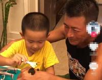 高曙光带娃吃西餐,小52岁儿子将万元鱼子酱当白菜吃,父子似爷孙 高曙光带娃吃西餐,小52岁儿子将万元鱼子酱当白菜吃,父子似爷孙