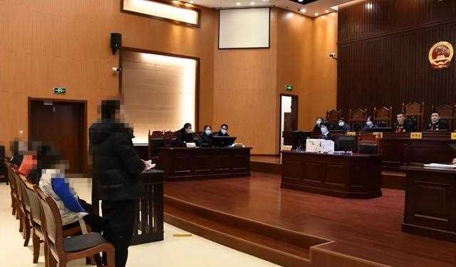 男子情人节送女友“排毒养颜片”，吃完腹泻不止，一查竟是产自狗粮作坊
