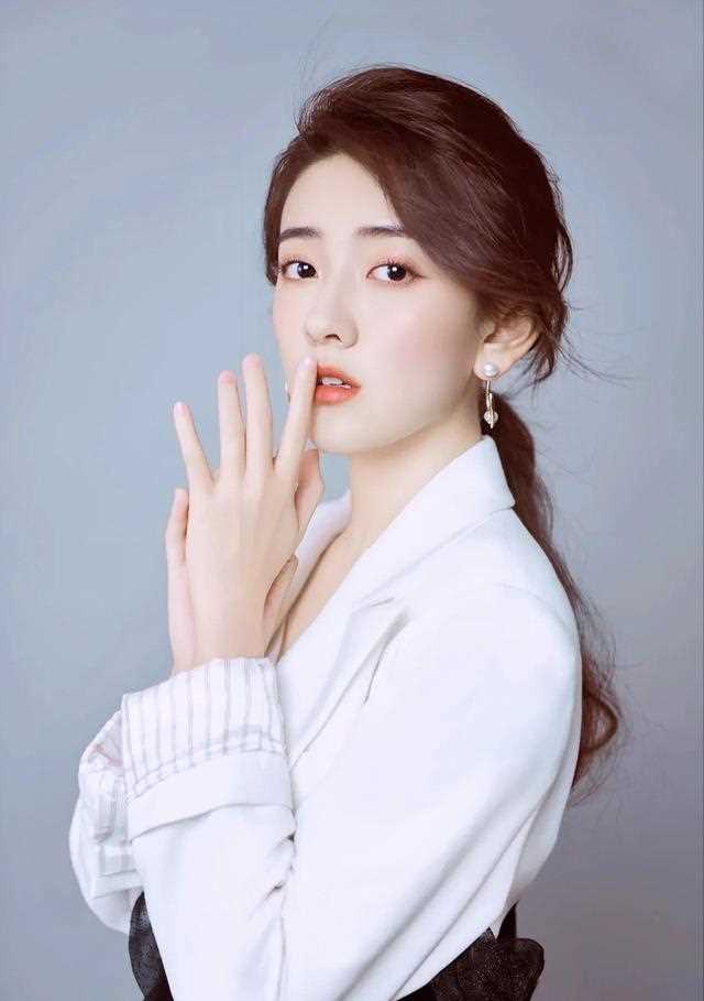 梁洁，甜美类型的清纯妹子，高挑修长的身材，太吸睛啦