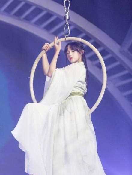 在韩国《睡衣朋友》程潇和joy睡一张床，孟美岐热舞出镜