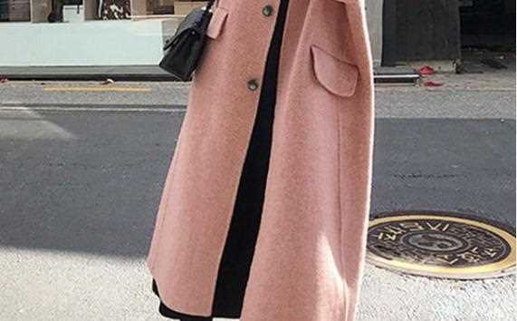 冬季，妈妈穿搭指南：呢大衣+圆领羊绒，显颈、身高长，一笑倾城