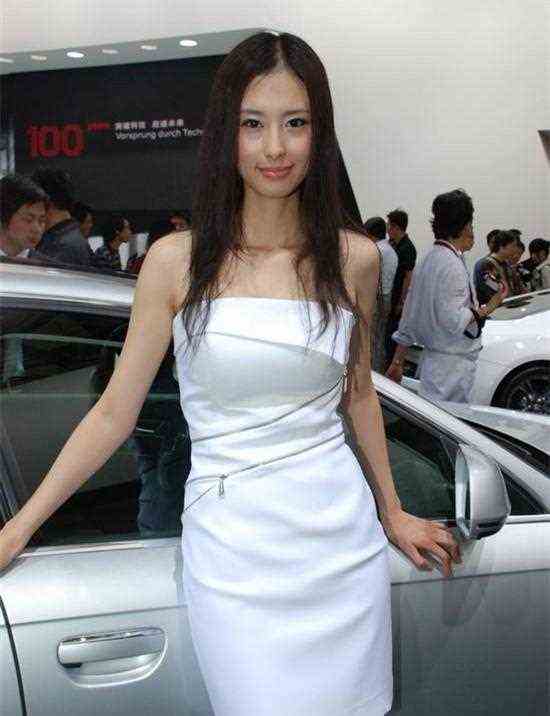32岁车模兽兽争议视频走红，两男篮球员为她着迷，现成富商人妻