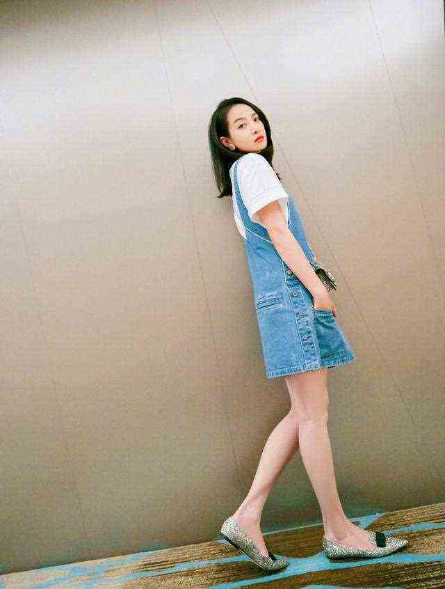 宋茜不愧是女团出身，背带裙穿出少女感，配银色小包趣致又俏皮