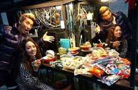 潘若迪、阿诺再次合作主持跨年晚会，两人自备食物一路吃不停