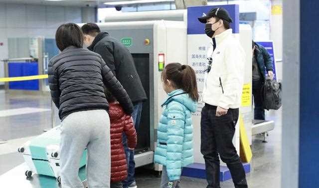 黄渤一家罕见同框，美貌妻子身材高挑，两个女儿萌化了