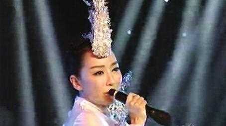 六大女明星假唱，萨顶顶话筒拿反险些毁掉一生前途