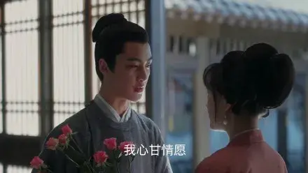 和新欢当街拥吻，这位弟弟也是劈腿王？