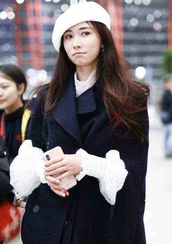 林志玲恭喜言承旭恋爱？现身机场表情俏皮似乎不受影响